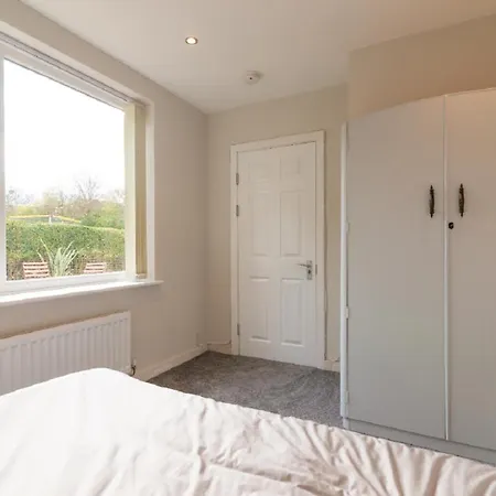 Contractor Sleeps 6 - 11 - Airport * Manchester