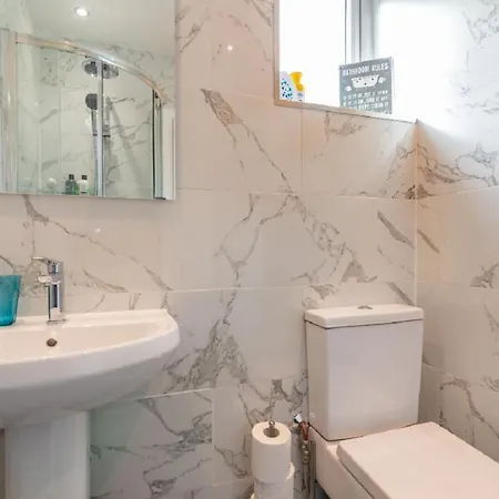 Contractor Sleeps 6 - 11 - Airport Holiday home Manchester