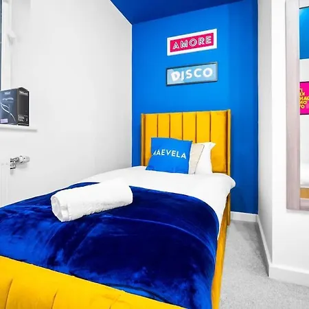 2 Bed House W/garden ✘ Sleeps 9 - Salford ☆ Free Parking → 3 Double Beds, 1 Single & Sofa Bed ☆ Free Netflix & Ultra Fast Wifi ✪ 6 Min To Centre, Close To Trafford Centre, Etihad Stadium, Arena, Clubs & More! Hotel Manchester