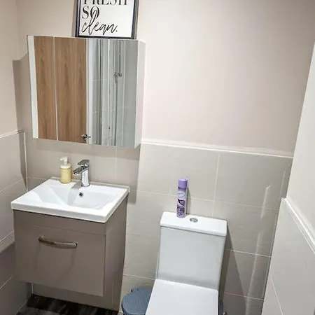 A Superb 2 Bed, 2 Bathroom In Centre Free Parking アパート
