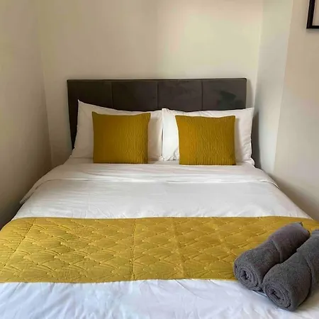 Free Parking - Near Etihad, Coop Live - Comfy 3-bed House In