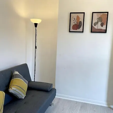 Free Parking - Near Etihad, Coop Live - Comfy 3-bed House In