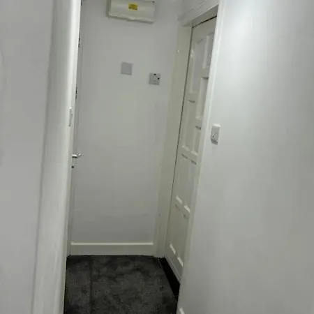 Stunning 2 Bed Rear Flat *