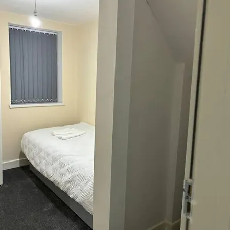 Stunning 2 Bed Rear Flat דירה *