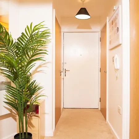 Апартаменты Luxury Two Bedroom Flat Opposite Coop Live N Etihad Stadium With Free Secure Parking, Netflix And Sky Tv