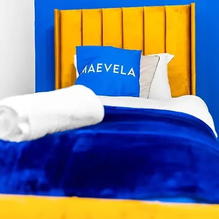 Hotel 2 Bed House W/garden ✘ Sleeps 9 - Salford ☆ Free Parking → 3 Double Beds, 1 Single & Sofa Bed ☆ Free Netflix & Ultra Fast Wifi ✪ 6 Min To Centre, Close To Trafford Centre, Etihad Stadium, Arena, Clubs & More! Manchester