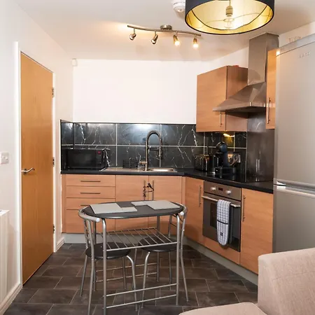 Luxury Two Bedroom Flat Opposite Coop Live N Etihad Stadium With Free Secure Parking, Netflix And Sky Tv *