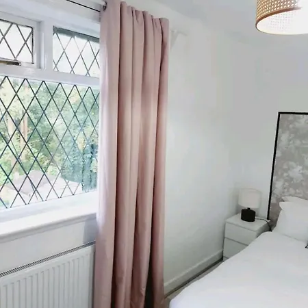 Cosy And Private House Close To Town Manchester