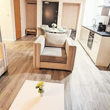 A Superb 2 Bed, 2 Bathroom In Centre Free Parking شقة