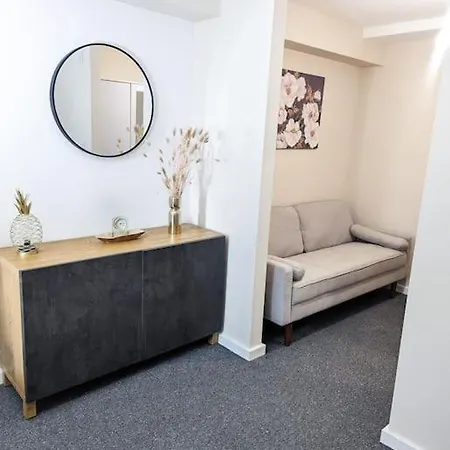 شقة A Superb 2 Bed, 2 Bathroom In Centre Free Parking *