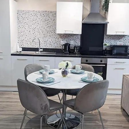 A Superb 2 Bed, 2 Bathroom In Centre Free Parking *