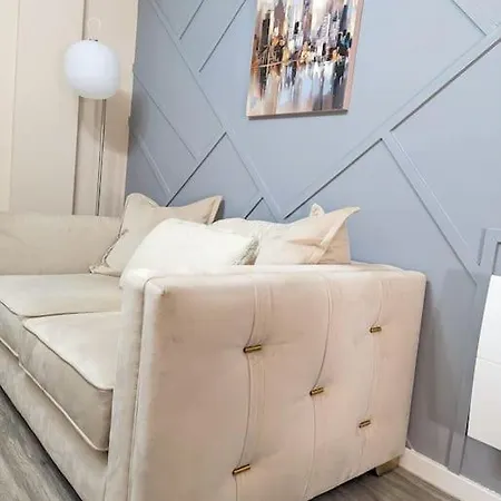 A Superb 2 Bed, 2 Bathroom In Centre Free Parking