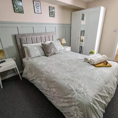 A Superb 2 Bed, 2 Bathroom In Centre Free Parking アパート