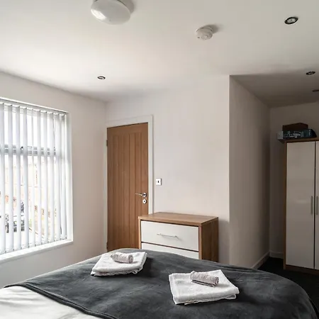 Shared Comfort, Singular Charm 4 * Manchester