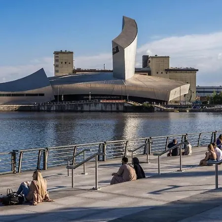 The Caliber Collection Luxury Centre - Caliber Stays Serviced Homes - Free Wifi Balcony Terrace Waterfront Views * Manchester