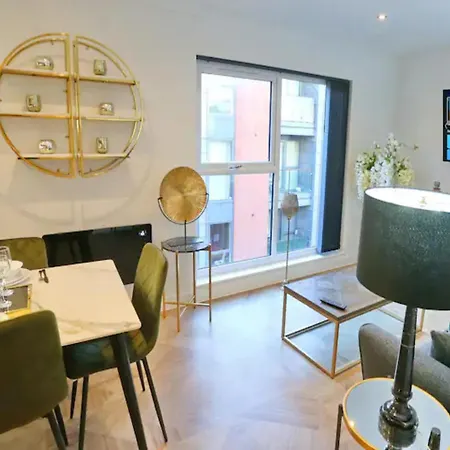 Pass The Keys Stunning New Build Flat 2 Min Walk To Center *