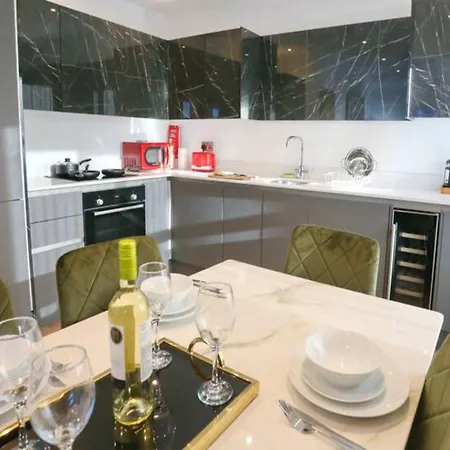 Pass The Keys Stunning New Build Flat 2 Min Walk To Center