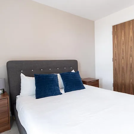 2 Bed Penthouse Apt W Balcony & Views *