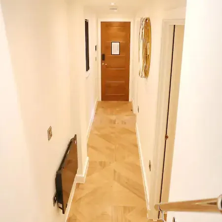 Pass The Keys Stunning New Build Flat 2 Min Walk To Center