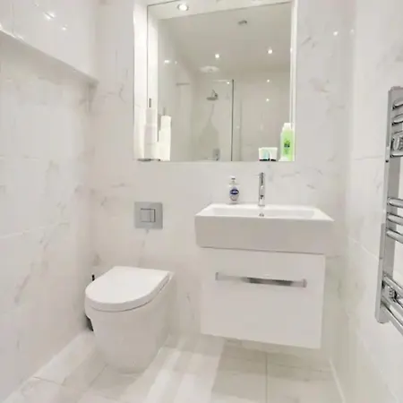 Pass The Keys Stunning New Build Flat 2 Min Walk To Center *