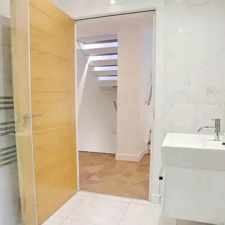 Stunning Split Floor Flat By Victoria - Pass The Keys *