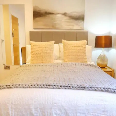 Pass The Keys Stunning New Build Flat 2 Min Walk To Center