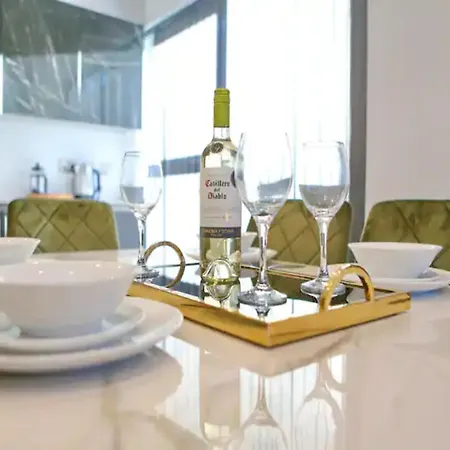 Pass The Keys Stunning New Build Flat 2 Min Walk To Center