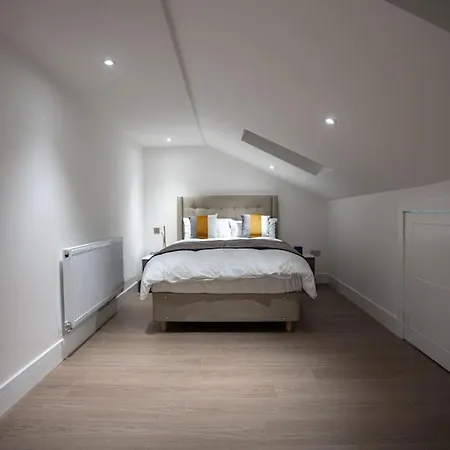 Luxury 6-bed Near Centre, Sleeps 12 Plus- Cinema Room, Games Room, 5 Bathrooms & Driveway For Multiple Cars *