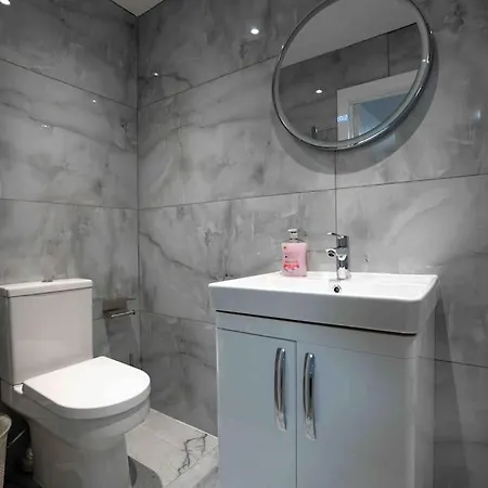Luxury 6-bed Near Centre, Sleeps 12 Plus- Cinema Room, Games Room, 5 Bathrooms & Driveway For Multiple Cars וילה מנצ'סטר