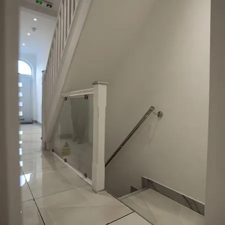 Luxury 6-bed Near Centre, Sleeps 12 Plus- Cinema Room, Games Room, 5 Bathrooms & Driveway For Multiple Cars מנצ'סטר