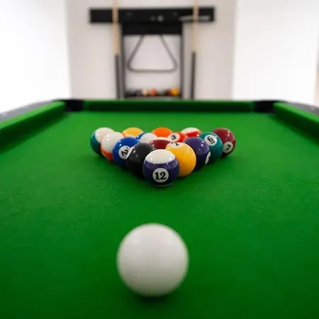 Villa Luxury 6 Bed Near Centre With Cinema & Games 5 Bathrooms Manchester