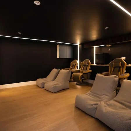 Luxury 6-bed Near Centre, Sleeps 12 Plus- Cinema Room, Games Room, 5 Bathrooms & Driveway For Multiple Cars וילה