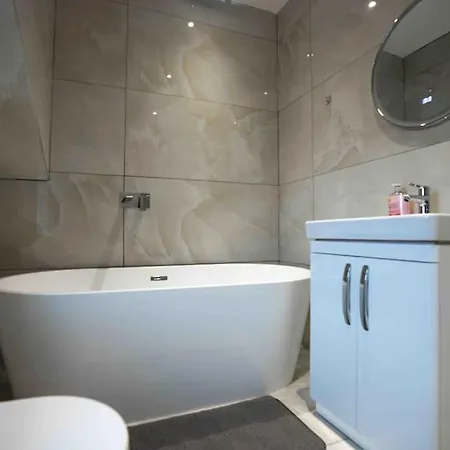 Luxury 6-bed Near Centre, Sleeps 12 Plus- Cinema Room, Games Room, 5 Bathrooms & Driveway For Multiple Cars *
