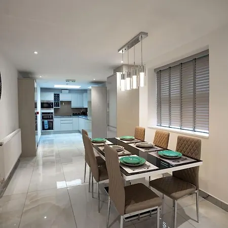 וילה Luxury 6-bed Near Centre, Sleeps 12 Plus- Cinema Room, Games Room, 5 Bathrooms & Driveway For Multiple Cars