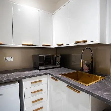 Luxury 6 Bed Near Centre With Cinema & Games 5 Bathrooms וילה