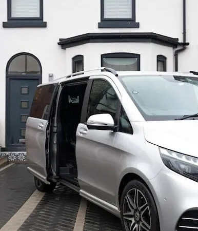 Luxury 6 Bed Near Centre With Cinema & Games 5 Bathrooms וילה