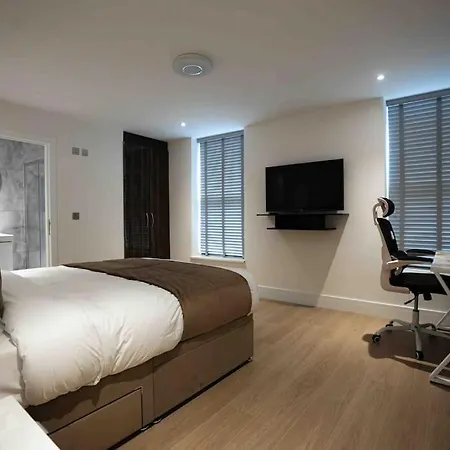 וילה Luxury 6-bed Near Centre, Sleeps 12 Plus- Cinema Room, Games Room, 5 Bathrooms & Driveway For Multiple Cars *