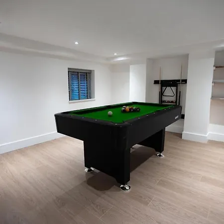 Luxury 6-bed Near Centre, Sleeps 12 Plus- Cinema Room, Games Room, 5 Bathrooms & Driveway For Multiple Cars * מנצ'סטר