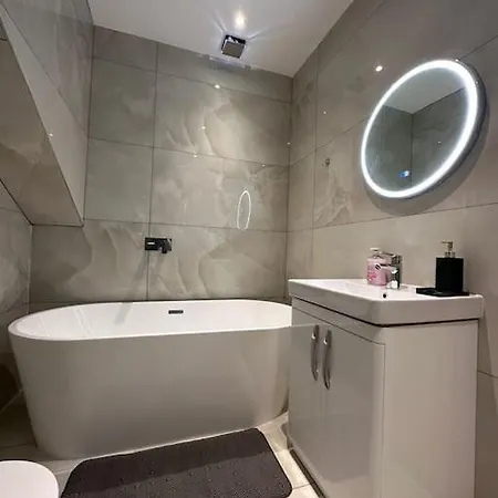 Luxury 6-bed Near Centre, Sleeps 12 Plus- Cinema Room, Games Room, 5 Bathrooms & Driveway For Multiple Cars וילה