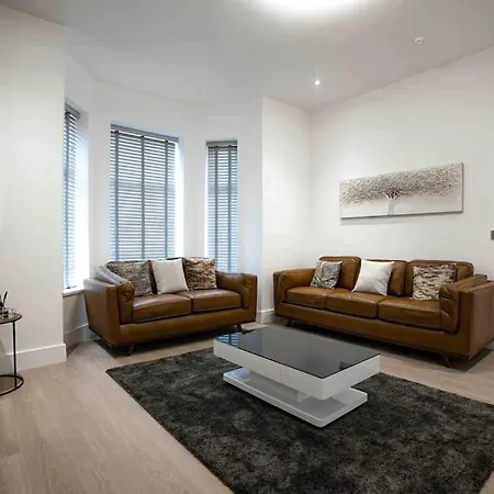 Luxury 6-bed Near Centre, Sleeps 12 Plus- Cinema Room, Games Room, 5 Bathrooms & Driveway For Multiple Cars * מנצ'סטר
