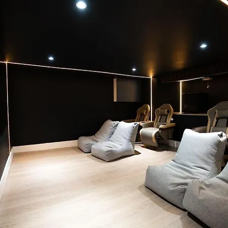 Luxury 6-bed Near Centre, Sleeps 12 Plus- Cinema Room, Games Room, 5 Bathrooms & Driveway For Multiple Cars וילה מנצ'סטר