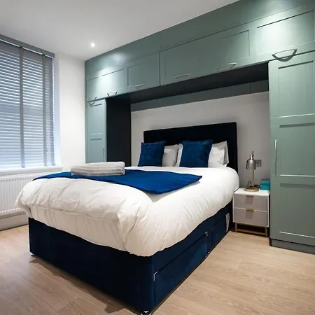 Luxury 6-bed Near Centre, Sleeps 12 Plus- Cinema Room, Games Room, 5 Bathrooms & Driveway For Multiple Cars