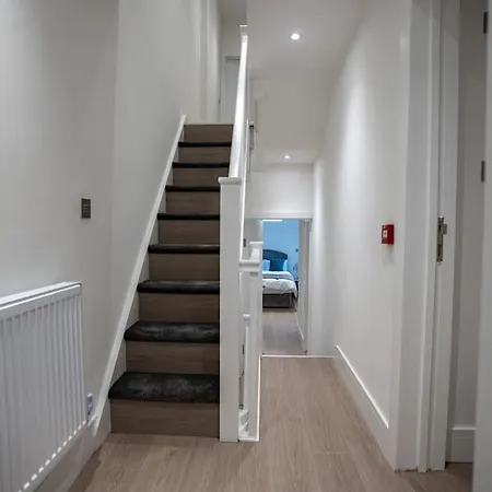 Luxury 6 Bed Near Centre With Cinema & Games 5 Bathrooms וילה *