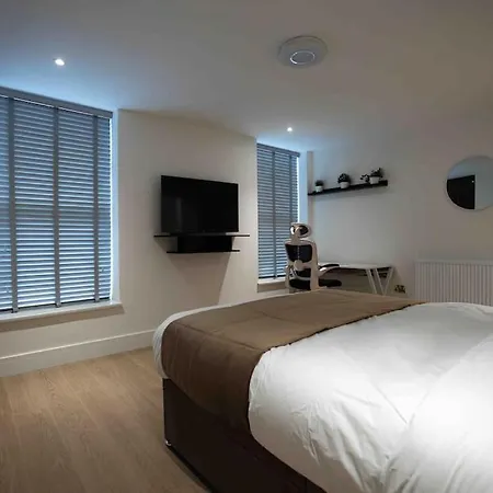 Luxury 6-bed Near Centre, Sleeps 12 Plus- Cinema Room, Games Room, 5 Bathrooms & Driveway For Multiple Cars