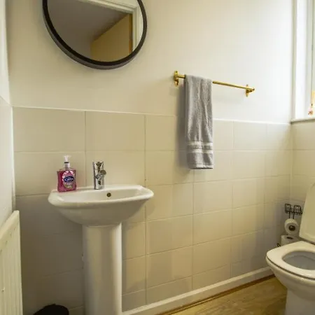 בית נופש Exquisite Three Bedroom House *