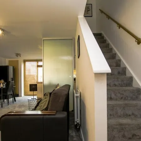 Exquisite Three Bedroom House בית נופש מנצ'סטר