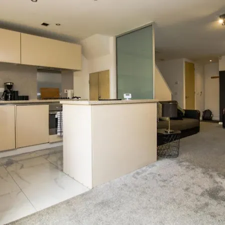 Exquisite Three Bedroom House מנצ'סטר