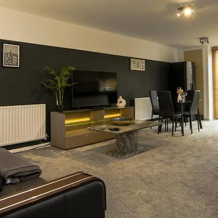 Exquisite Three Bedroom House מנצ'סטר