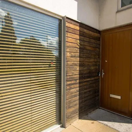 בית נופש Exquisite Three Bedroom House