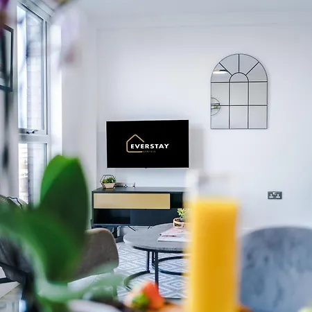 Apartment Beautiful 2bed In Cc